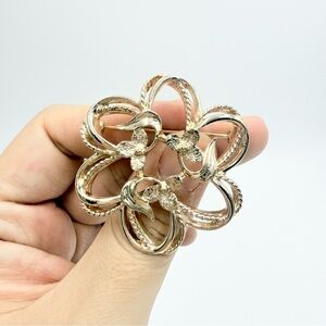 1974 Sarah Coventry Gold Tone Fleurette Brooch